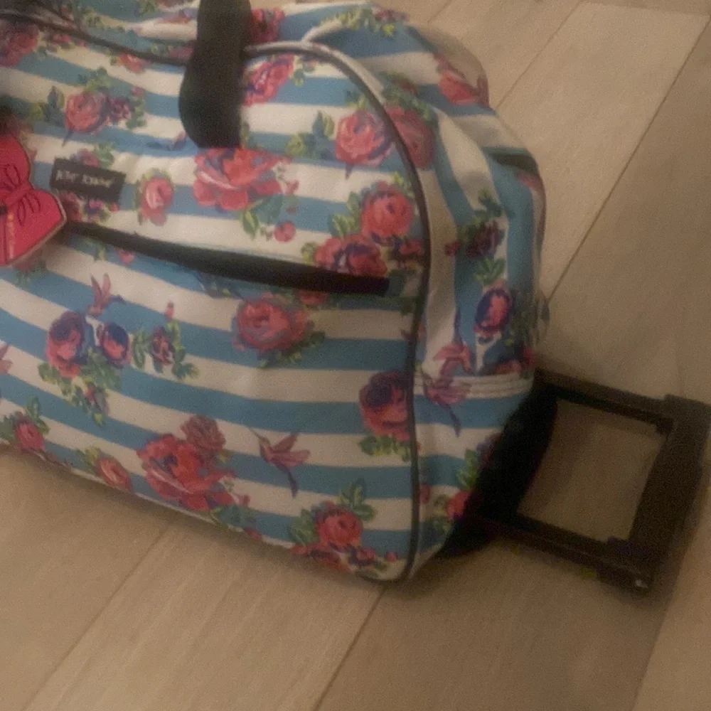 ๐ Airport luggage Betsey Johnson Weekender Roller Carry on Pink Floral Travel - Picture 9 of 9